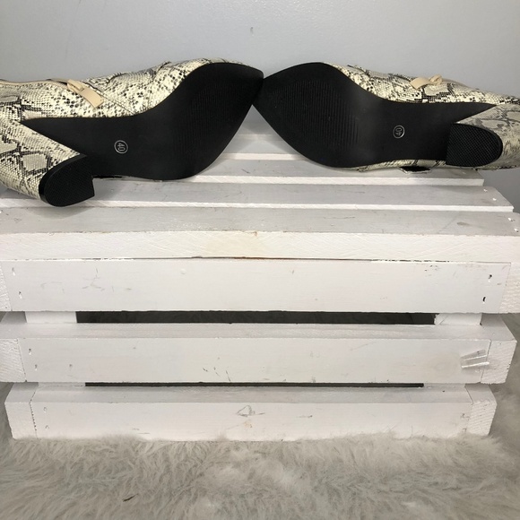 Snakeskin Pattern Buckle Boots - Picture 7 of 7